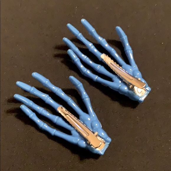 1 pair of skeletal hands hair clips - Picture 4 of 6